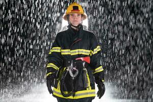 retrato de un hembra bombero en pie y caminando valiente y optimista. foto