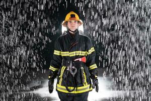 retrato de un hembra bombero en pie y caminando valiente y optimista. foto