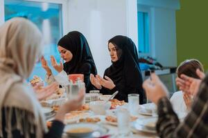 un musulmán familia Orando juntos, el musulmán oración después rotura el rápido en el islámico santo mes de Ramadán foto