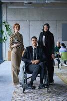 un empresario con invalidez en un silla de ruedas es rodeado por apoyo colegas en un moderno oficina, exhibiendo el fuerza de trabajo en equipo, inclusión, y empoderamiento en el cara de retos foto