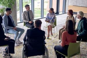 en un moderno oficina, un diverso grupo de negocio individuos reunido en un círculo, comprometido en animado discusiones y compartiendo ideas acerca de varios negocio conceptos. foto