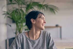 en un moderno oficina, un joven sonrisa mujer de negocios con lentes con confianza explica y regalos varios negocio ideas a su colegas, exhibiendo su profesionalismo y pericia. foto