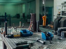 un trabajador o ingeniero de fábrica inteligente fabrica máquinas en un taller de producción. el concepto de industria e ingeniería. enfoque selectivo foto