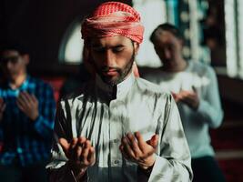 musulmán Arábica hombre Orando. religioso musulmán hombre Orando dentro el mezquita durante Ramadán foto