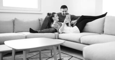 pareja relajándose en casa con tabletas foto