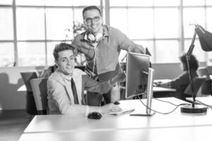 dos personas de negocios que trabajan con una computadora en la oficina foto