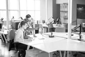 dos personas de negocios que trabajan con una computadora en la oficina foto