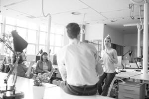 joven equipo de negocios en una reunión en un edificio de oficinas moderno foto