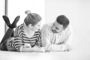 pareja joven usando tableta digital en el frío día de invierno foto