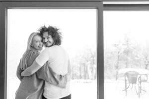 pareja joven disfrutando del café matutino junto a la ventana foto