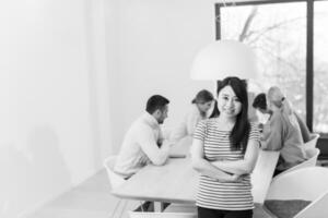 equipo de negocios de inicio en una reunión en un edificio de oficinas moderno foto