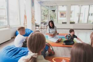 leyendo hora en un elemental colegio o jardín de infancia, un profesor lee un libro a niños en un elemental colegio o jardín de infancia. el concepto de preescolar educación. selectivo atención foto