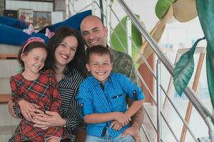 retrato de un contento familia. foto de padres con niños en un moderno preescolar aula. selectivo atención