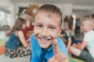 retrato foto de un sonriente chico en un preescolar institución teniendo divertido