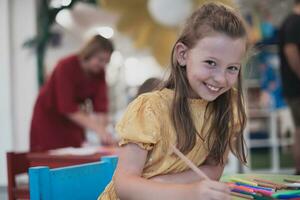 creativo niños sentado en un preescolar institución, dibujar y tener divertido mientras ellos obtener un educación foto