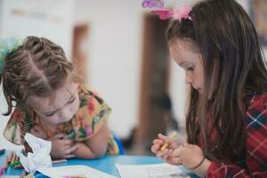 creativo niños sentado en un preescolar institución, dibujar y tener divertido mientras ellos obtener un educación foto