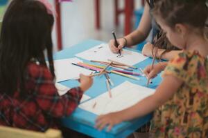 creativo niños sentado en un preescolar institución, dibujar y tener divertido mientras ellos obtener un educación foto