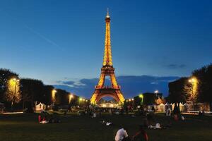 torre eiffet en parís de noche foto