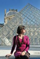 mujer turista divertirse en francia foto