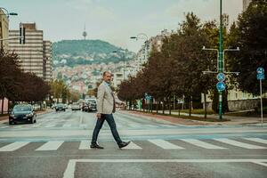 enfocado empresario en traje caminando en urbano ambiente. foto