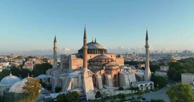 Estanbul, pavo. sultanahmet zona con el azul mezquita y el hagia Sofía con un dorado cuerno y bósforo puente en el antecedentes a amanecer. foto