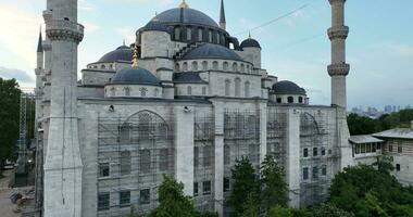 estableciendo orbital aéreo zumbido Disparo de un hagia Sofía santo grandioso mezquita con bósforo puente y ciudad horizonte con un bandera en el antecedentes en fatih, Estanbul, Turquía a puesta de sol. foto