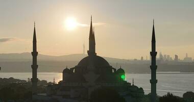 Estanbul, pavo. sultanahmet con el azul mezquita y el hagia Sofía con un dorado cuerno en el antecedentes a amanecer. cinematográfico aéreo vista. foto