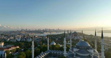 Estanbul, pavo. sultanahmet con el azul mezquita y el hagia Sofía con un dorado cuerno en el antecedentes a amanecer. cinematográfico aéreo vista. foto