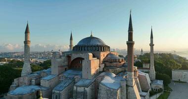 Estanbul, pavo. sultanahmet con el azul mezquita y el hagia Sofía con un dorado cuerno en el antecedentes a amanecer. cinematográfico aéreo vista. foto