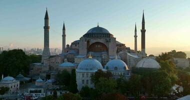 Estanbul, pavo. sultanahmet con el azul mezquita y el hagia Sofía con un dorado cuerno en el antecedentes a amanecer. cinematográfico aéreo vista. foto