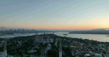 Estanbul, pavo. sultanahmet con el azul mezquita y el hagia Sofía con un dorado cuerno en el antecedentes a amanecer. cinematográfico aéreo vista. foto