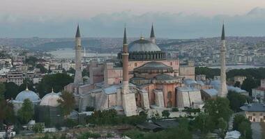 Estanbul, pavo. sultanahmet con el azul mezquita y el hagia Sofía con un dorado cuerno en el antecedentes a amanecer. cinematográfico aéreo vista. foto