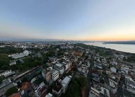 Estanbul, pavo. sultanahmet con el azul mezquita y el hagia Sofía con un dorado cuerno en el antecedentes a amanecer. cinematográfico aéreo vista. foto