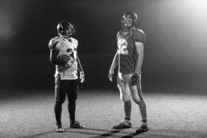 retrato de jugadores de fútbol americano confiados foto