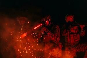 soldados equipo en acción en noche misión utilizando láser visión haz luces militar equipo concepto foto