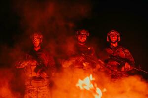 soldados equipo en acción en noche misión utilizando láser visión haz luces militar equipo concepto foto