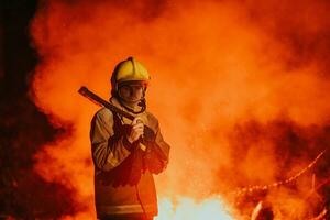 bombero a trabajo. bombero en peligroso bosque areas rodeado por fuerte fuego. concepto de el trabajo de el fuego Servicio foto