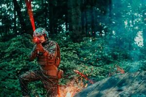 un soldado peleas en un bosque de guerra zona rodeado por fuego foto