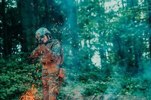 un soldado peleas en un bosque de guerra zona rodeado por fuego foto