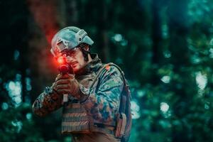 un soldado peleas en un bosque de guerra zona rodeado por fuego foto