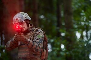 soldado en acción por la noche foto