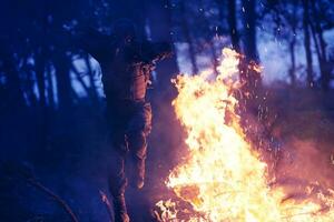 soldado en acción por la noche foto