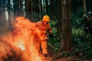 bombero héroe en acción peligro saltando terminado fuego fuego a rescate y salvar foto