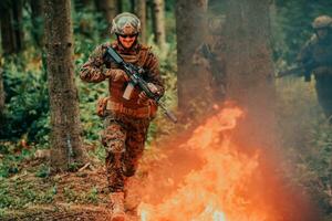 soldado en acción a noche en el bosque área. noche hora militar misión saltando terminado fuego foto