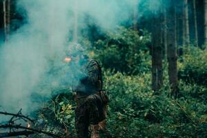 un soldado peleas en un bosque de guerra zona rodeado por fuego foto