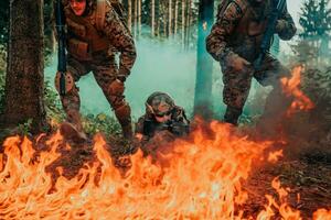 moderno guerra soldados rodeado por fuego lucha en denso y peligroso bosque areas foto