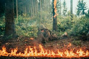 moderno guerra soldado rodeado por fuego, lucha en denso y peligroso bosque areas foto