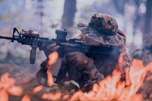 un soldado peleas en un bosque de guerra zona rodeado por fuego foto