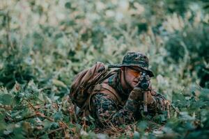 un soldado peleas en un bosque de guerra zona rodeado por fuego foto