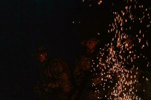 soldados equipo en acción en noche misión utilizando láser visión haz luces militar equipo concepto foto